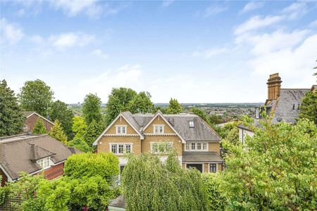 A fantastic recently refurbished five bedroom family home boasting a south facing garden and off-street parking. - Photo 5