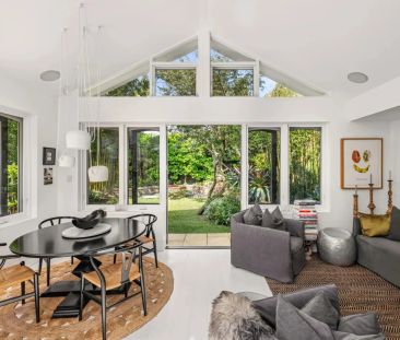 Immaculately Renovated Terrace in Blue Ribbon Locale - Photo 2