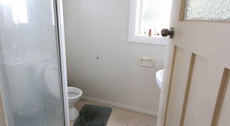 All inclusive rooms on Russell St - Available now - Photo 4