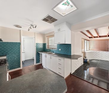 Spacious 3-Bedroom Home in Prime Kelmscott Location! - Photo 1