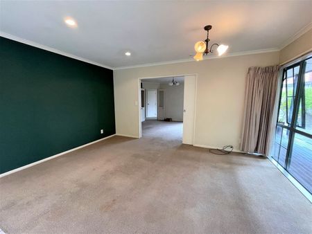 4 Bedrooms in Botany Downs - Photo 5