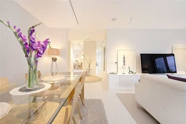 A spectacular recently refurbished 3 bedroom 2 bathroom apartment in a purpose built portered building. EPC rating C - Photo 1