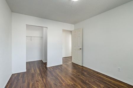 2 Bedroom - Photo 5