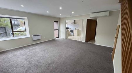 Family living in sought after location - Photo 2