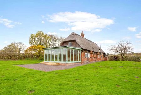 A well presented family home on the edge of the New Forest National Park. - Photo 2