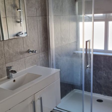 Beautiful room available in NW4 - Photo 4