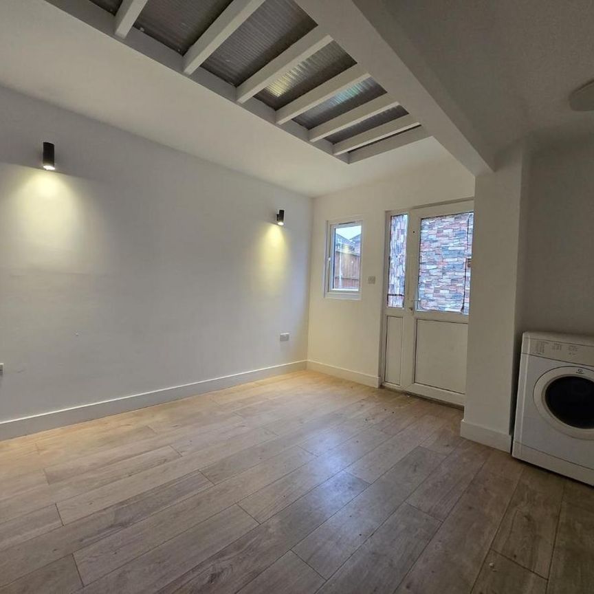 5 bedroom semi-detached house to rent - Photo 1