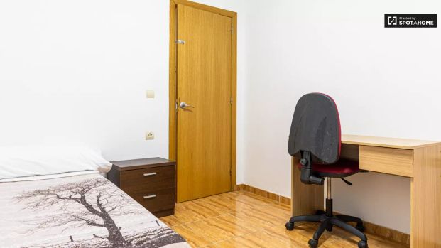 Single Bed in Cosy rooms for rent in 5-bedroom apartment in Quatre Carreres - Only students - Photo 1