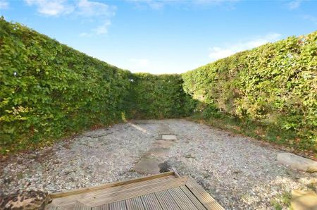 2 bedroom end of terrace house to rent - Photo 2