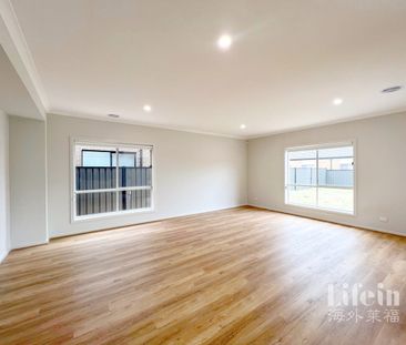 Spacious and Contemporary Family Home in Craigieburn - Photo 3