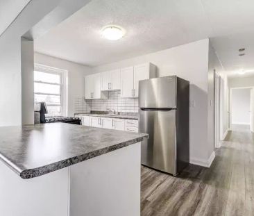 1 MONTH FREE - Fully renovated 2 bedroom on the brow of the escarpm... - Photo 1