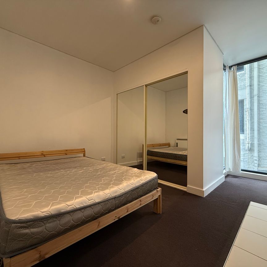 Urban Convenience Meets Stylish Simplicity in the Heart of Melbourne - Photo 1