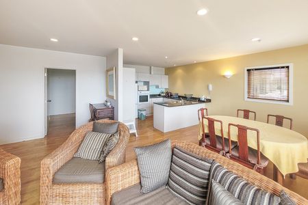 Spacious 3 bedroom 2 Bathroom apartment with amazing views and carpark . - Photo 4