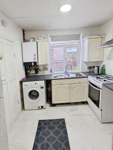 3 bedroom semi-detached house to rent - Photo 4