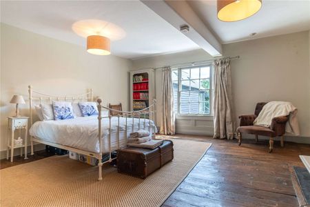 An exceptional grade II listed riverside home set in historic Aylesford - Photo 3