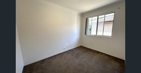 Spacious, Light-Filled Top Floor Apartment in a Leafy Setting - Photo 4