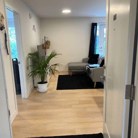 4 1/2 RÉNOVÉ avec électros, WiFi, Stationnement, Terrasse INCLUS - Photo 3