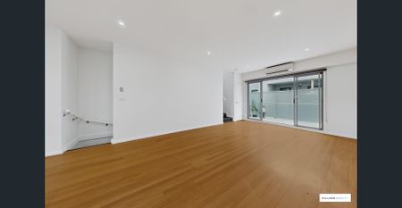 Tri Level Townhouse a stones throw to Highpoint Shopping Centre - Photo 2