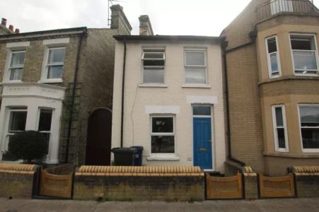 Riverside, Cambridge £1,600 pcm ⓘ The monthly or weekly payment required by the landlord. Read our glossary page , 2 bedrooms, end terrace house, to let * Tenant info - Photo 3
