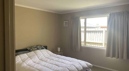 Spacious 4-Bedroom House in Prime Belfast Location - Photo 3