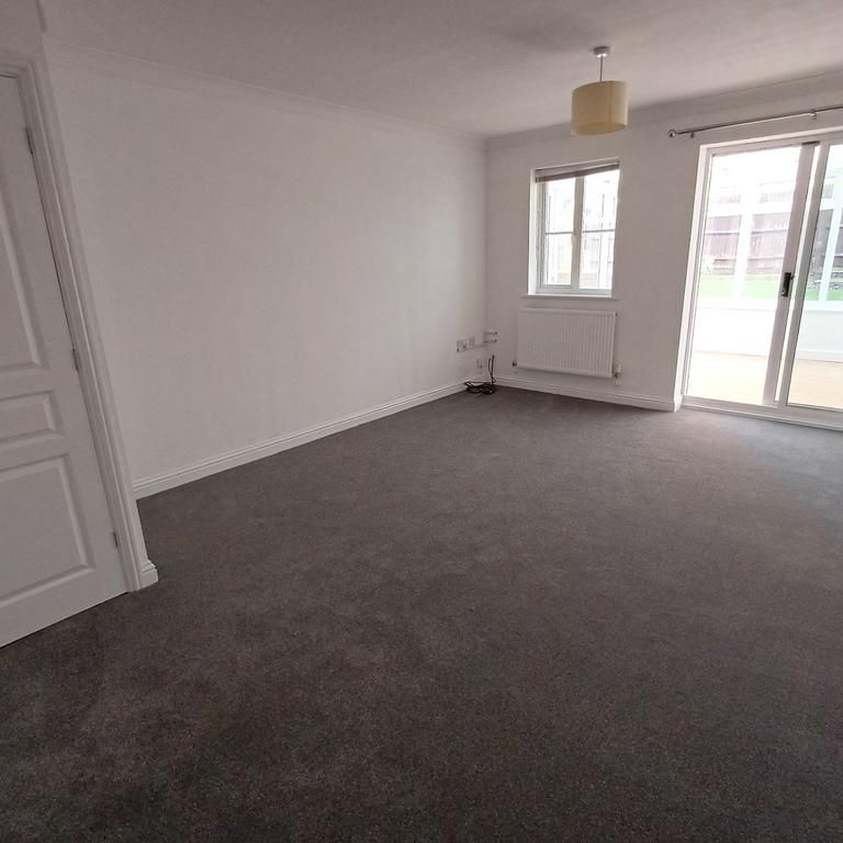 3 bedroom semi-detached house to rent - Photo 1