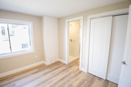 **RENOVATED DETACHED UNIT FOR RENT IN WELLAND!** - Photo 5