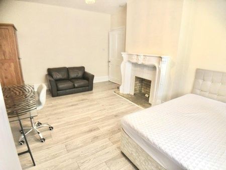 4 bedroom flat to rent - Photo 3