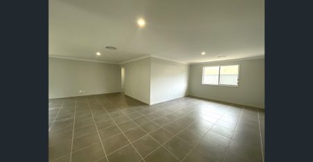 Modern Family Home in Cooranbong! - Photo 2