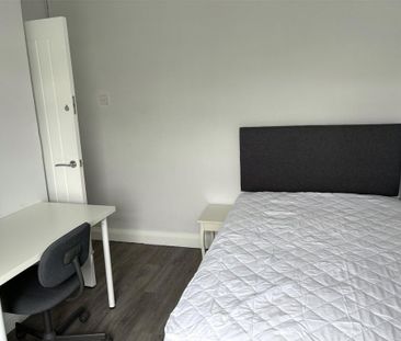 4 bedroom semi-detached house to rent - Photo 2