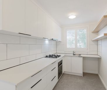 Fully Renovated Apartment In An Unbeatable Carlton North Location - Photo 4
