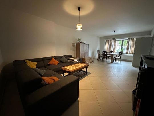 Gelijkvloers 2 slaapkamer appartement met tuin en garage. - Photo 1