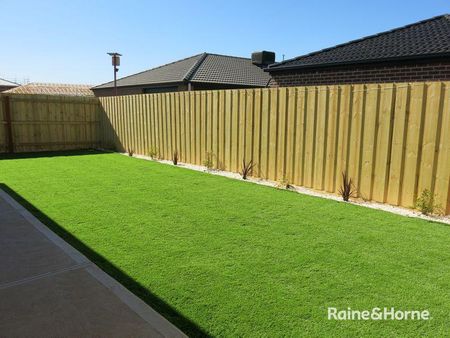 "MODERN 4 BEDROOM FAMILY HOME!" - Photo 5