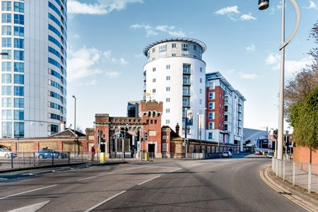 2 bedroom apartment to rent The Roundhouse, Gunwharf Quays, Portsmouth, PO1 - Photo 3