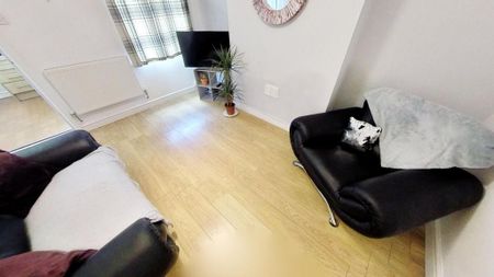 1 bedroom in a house share to rent - Photo 2
