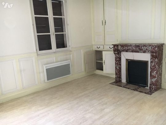 Maison de ville comprenant au rez-de-chaussée : un séjour, une cuisine et un dégagement, au ... - Photo 1