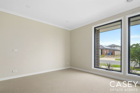 15 Shulze Drive, Clyde North - Photo 2