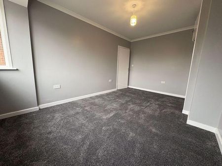 4 bedroom semi-detached house to rent - Photo 4