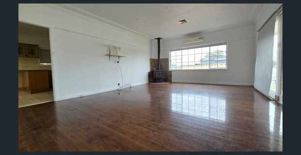 Spacious 3-Bedroom Family Home in the Heart of Guildford West - Photo 1