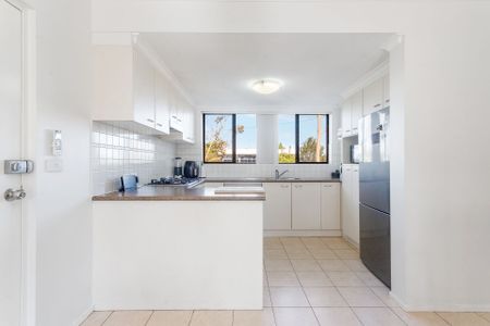 Modern Comfort in the Heart of Padstow - Photo 4