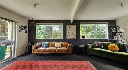 Perfectly Positioned Family Home in the Heart of Oakura Village - Photo 3