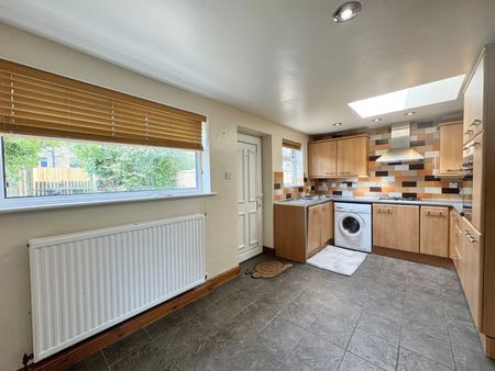 2 bedroom terraced house to rent - Photo 2