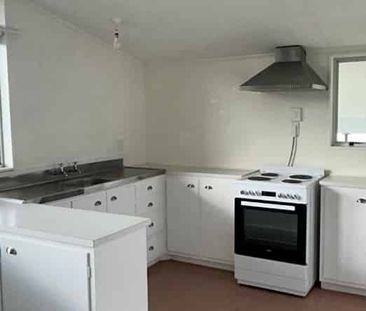 Sunny 3-Bedroom Home in a Great Location – $500 per week - Photo 4