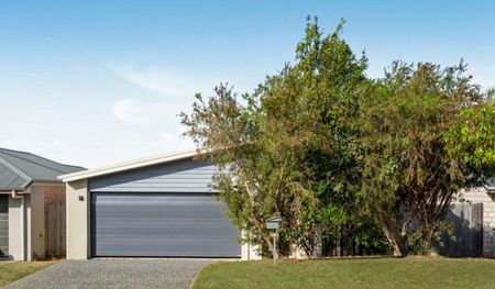 Modern Four Bedroom Family Home with Additional Lounge Area - Photo 5