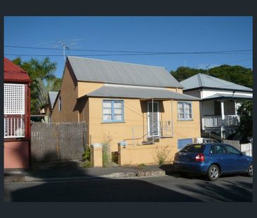 Lovely Three Bedroom Two Bath Two Car Springhill Cottage for Rent - Photo 4