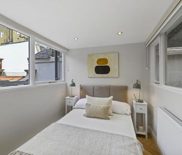 2 bedroom flat in South Kensington - Photo 1