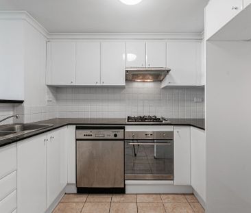 Absolute One-Bedroom Apartment boasts amazing views to city For Rent - Photo 3