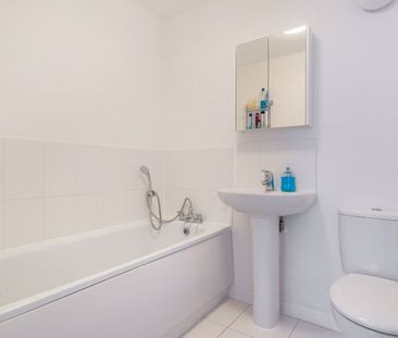 Edmonton Way, Liphook, Hampshire, GU30 - Photo 2