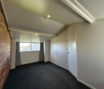 Tastefully designed and well appointed! - Photo 4