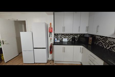 Room in a Shared House, Leyton, E10 - Photo 3