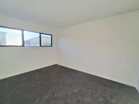Top Floor Spacious Apartment in Flat Bush - Photo 3
